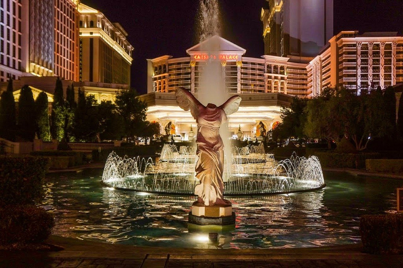 Caesars Palace statues and fountain